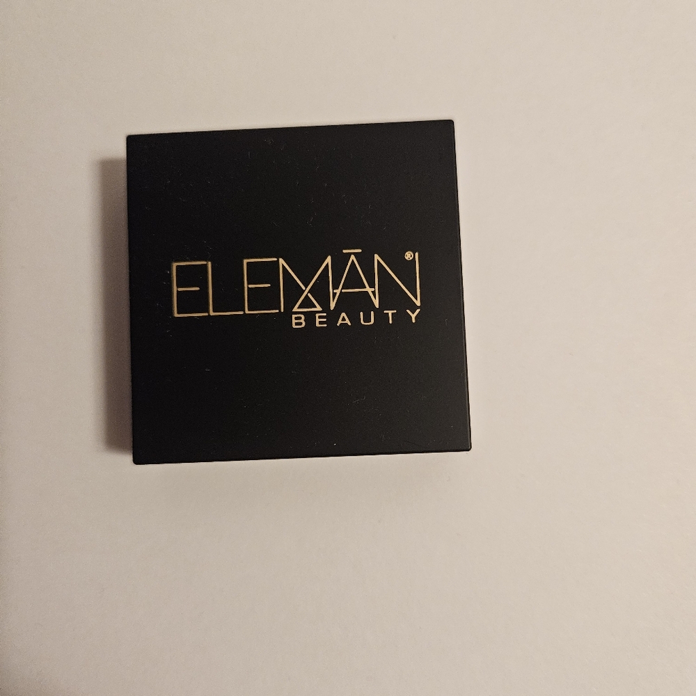 Eleman Beauty dual eyeshadow in Up in Smoke and Sierra - Picture 2 of 3